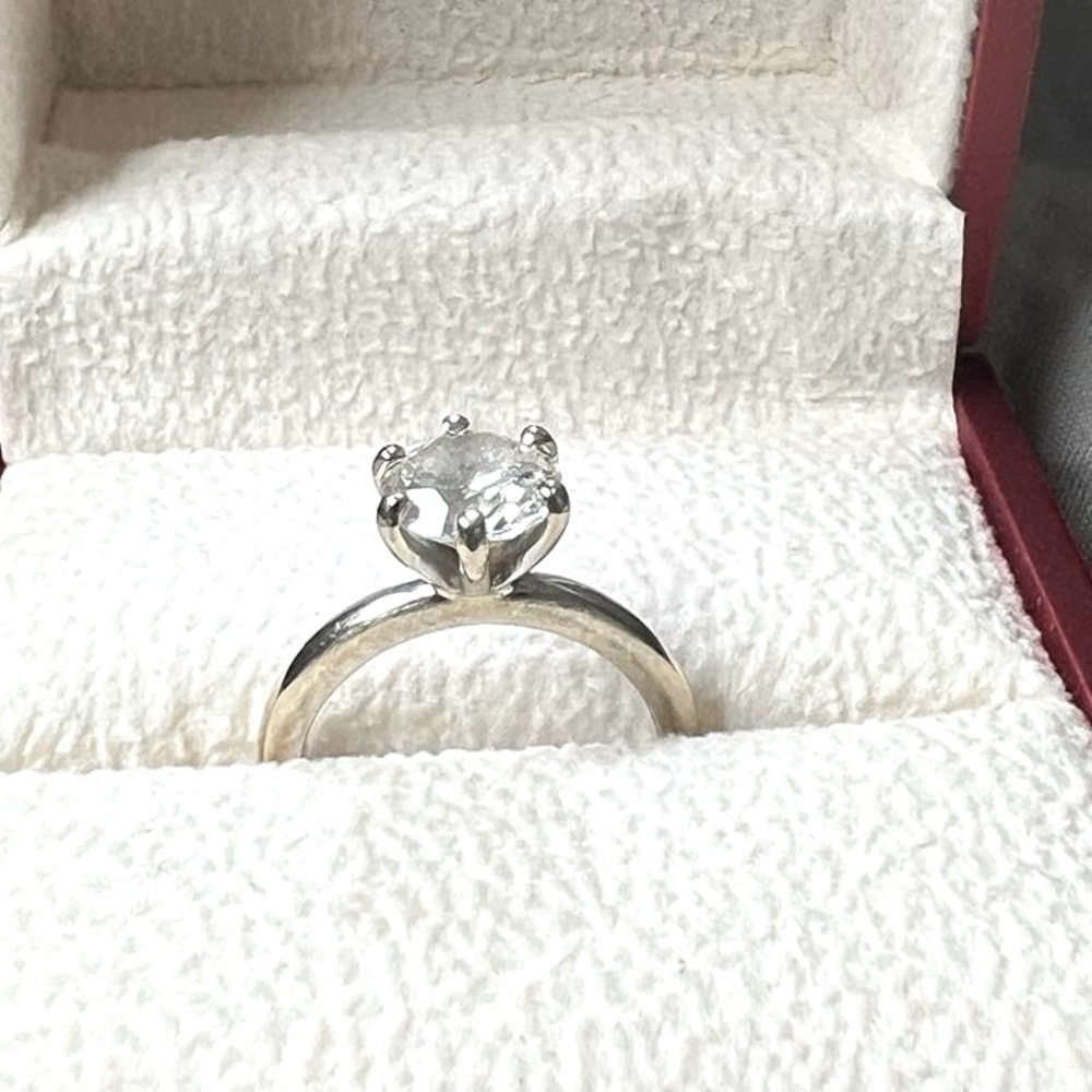 Round brilliant 1.70 carat diamond ring in 18k white gold. Ring size 5.50